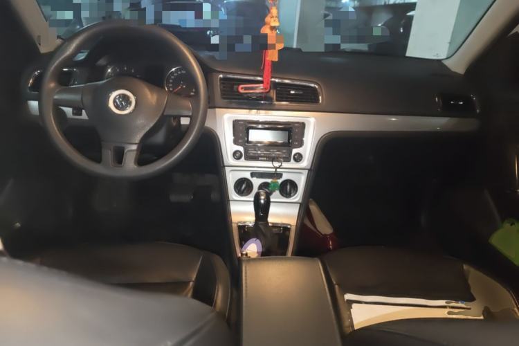 Used Volkswagen Gran Lavida 2013 1.6L Automatic Comfort Model Center Console