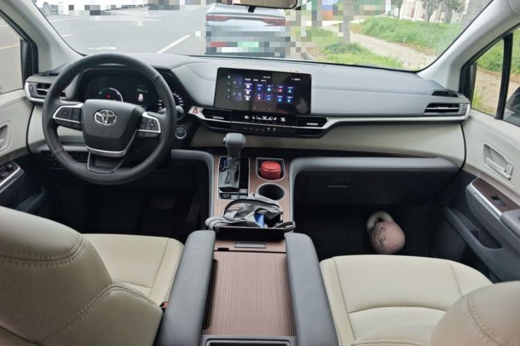 Used Toyota SIENNA 2024 2.5L Hybrid Comfort Edition Center Console