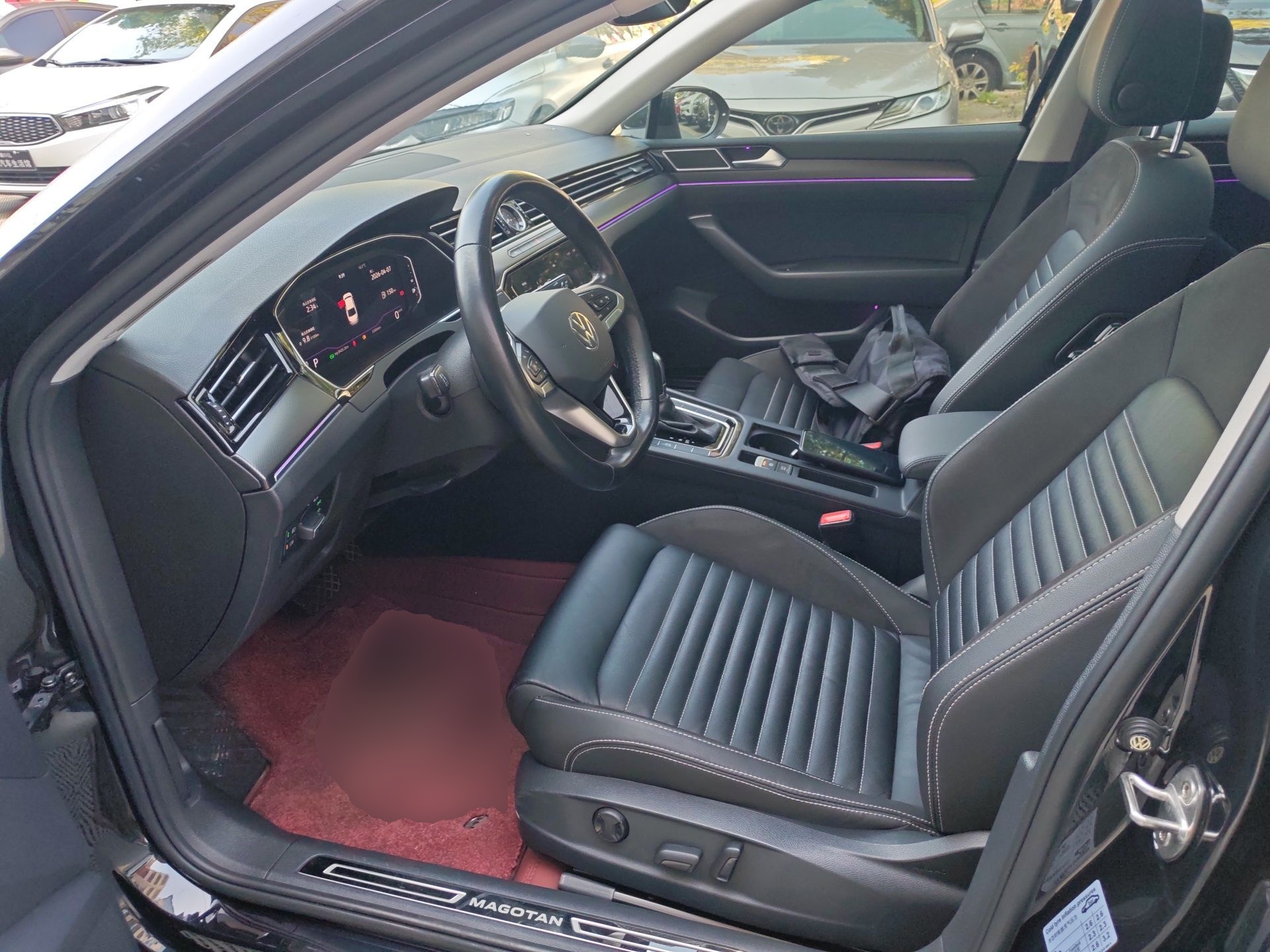 المقاعد الأمامية داخل السيارة