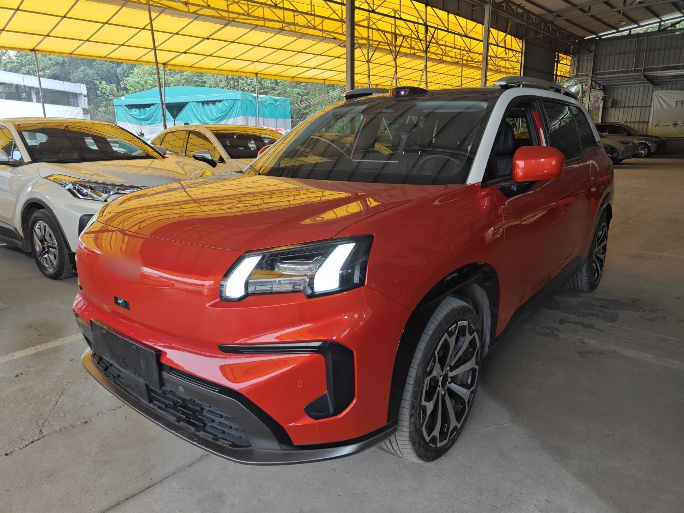 تحت مقدمة السيارة