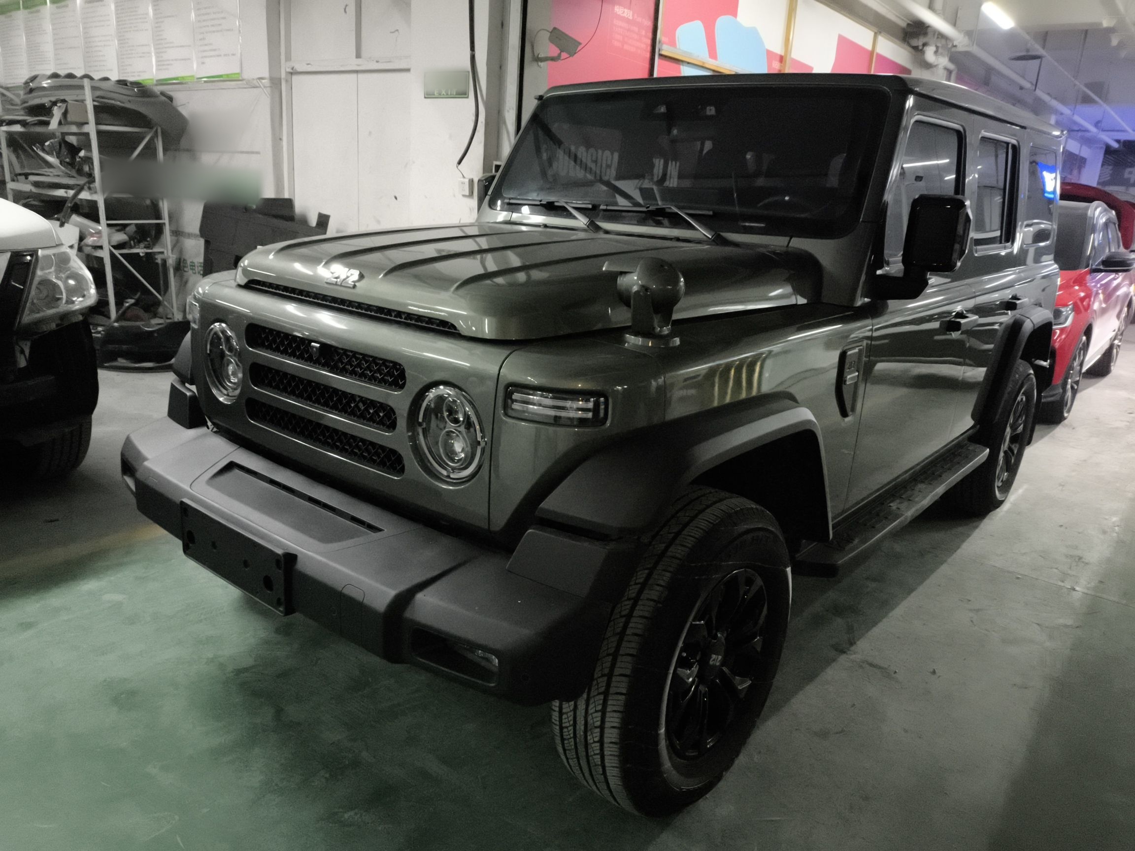 تحت مقدمة السيارة