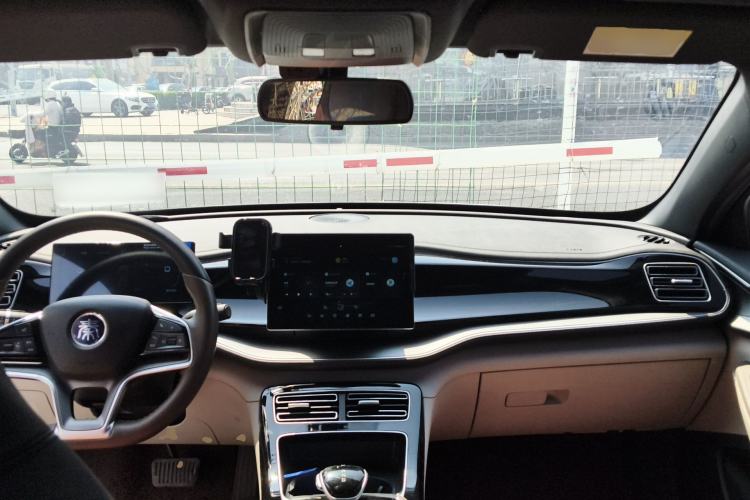 Used BYD Qin PLUS 2024 Honor Edition EV 510KM Leading Model Center Console
