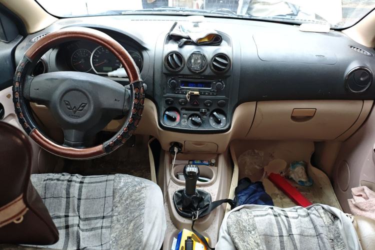 Used Wuling Hongguang 2013 1.5L S Luxury Model Center Console