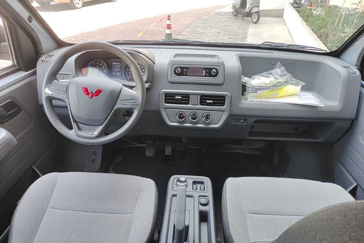 Used Wuling Yangguang 2026 Model, 440km Bus Comfort Edition, 6 Seats