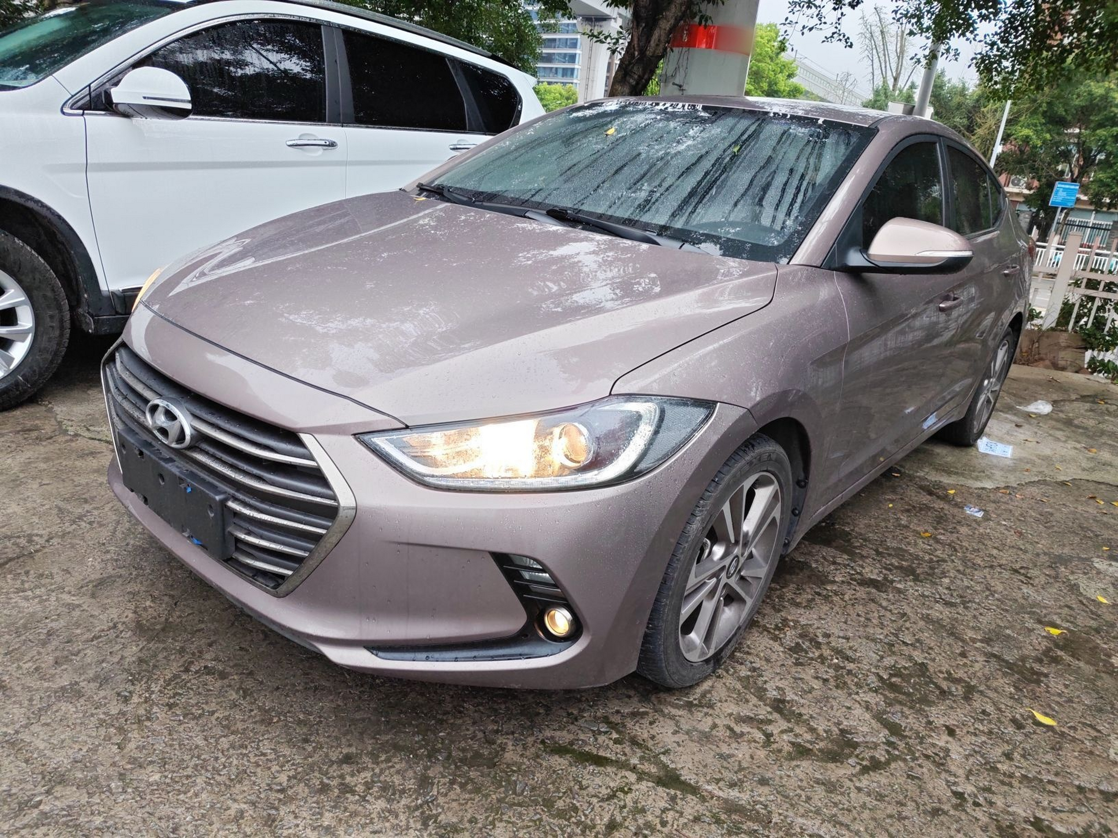 Под передней частью автомобиля