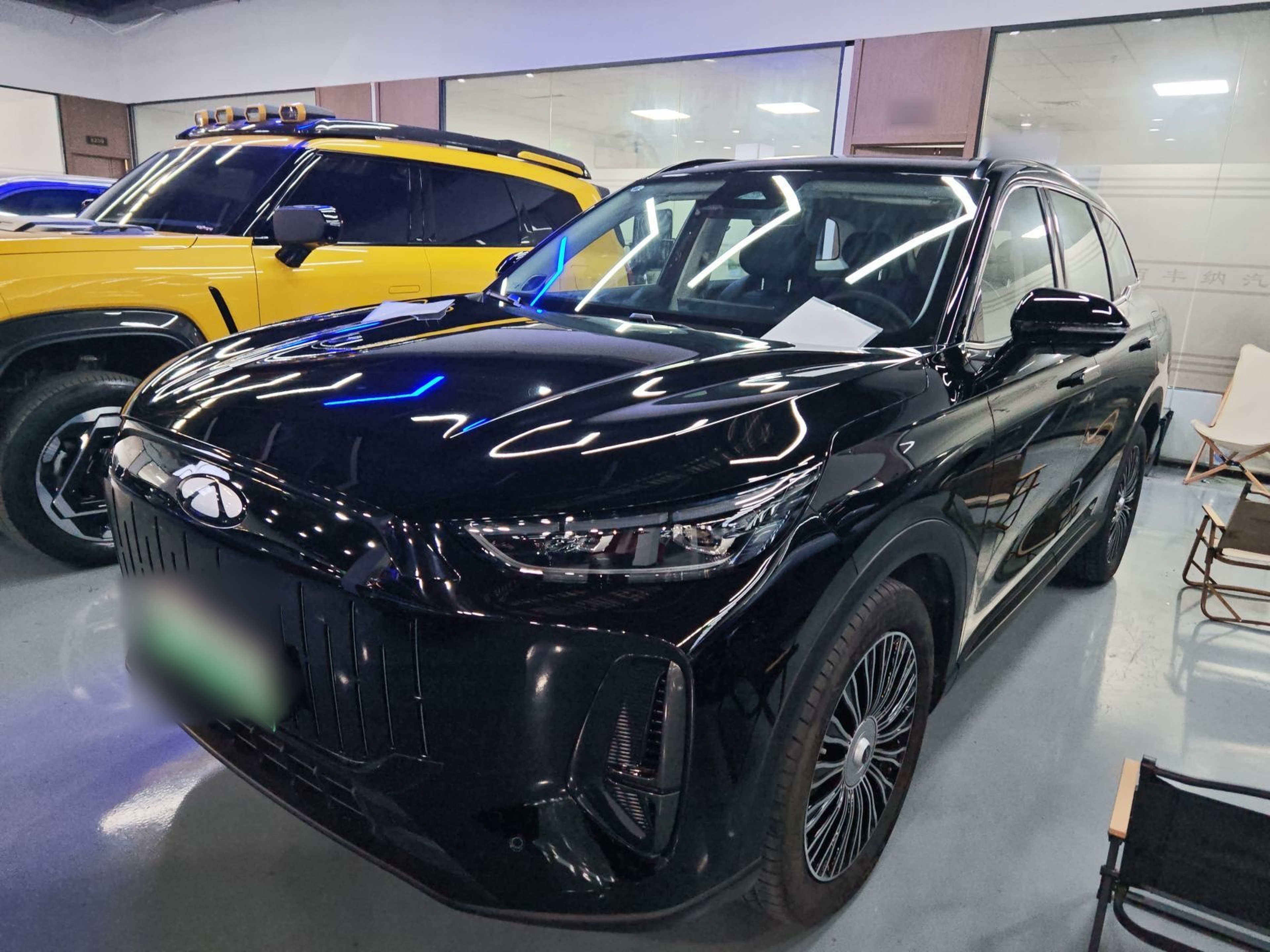 تحت مقدمة السيارة