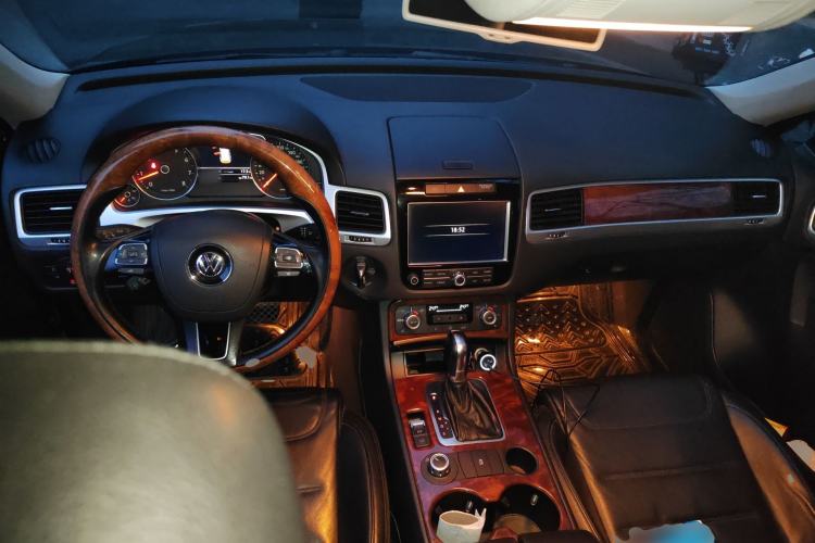 Used Volkswagen Touareg 2011 3.0 TSI Standard Version Center Console