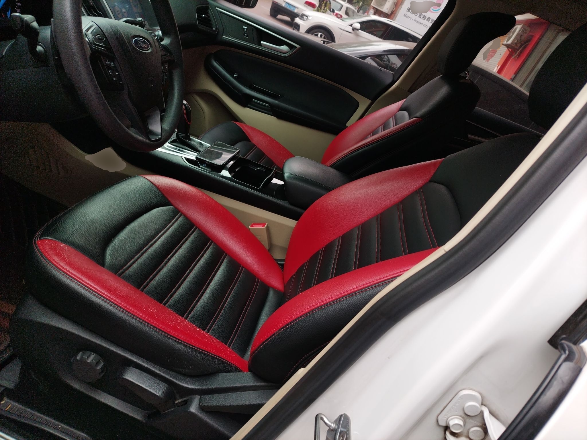 Переднее сиденье в автомобиле