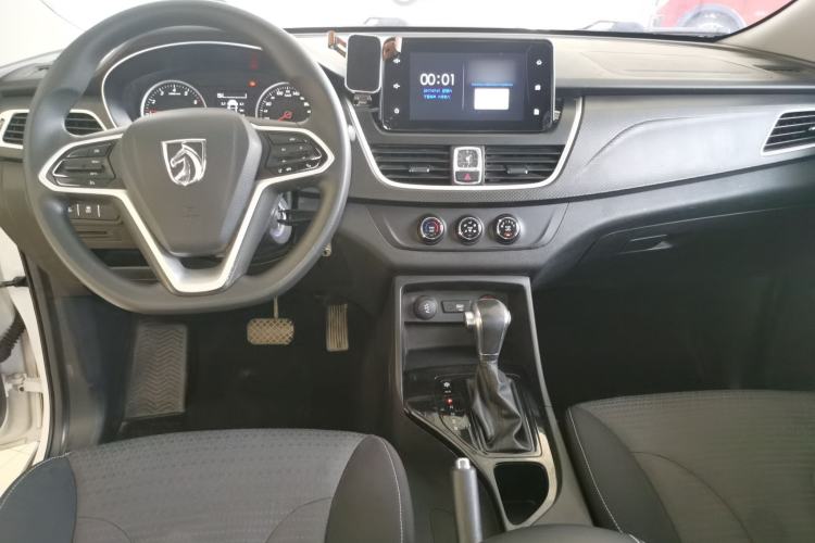 Used Baojun 730 2019 1.5T CVT Fashion Model 7 Seats China V Emission Standard Center Console