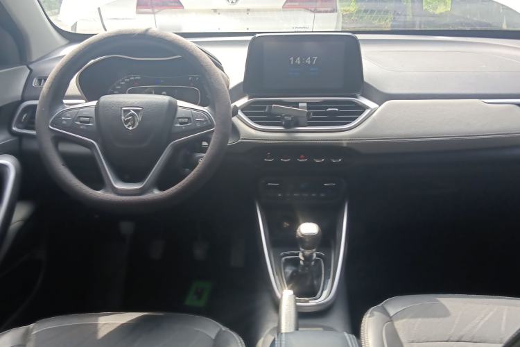 Used Baojun 510 2017 1.5L Manual Fashion Model Center Console
