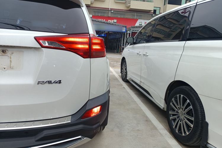 Used Toyota RAV4 2015 2.0L CVT Two-Wheel Drive Fashion Edition