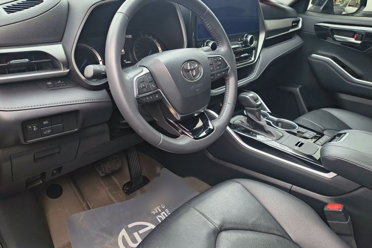 Used Toyota Highlander 2023 2.5L Smart Electric Hybrid Dual-Engine Four-Wheel Drive Prestige Version – 7 Seats Interior 3