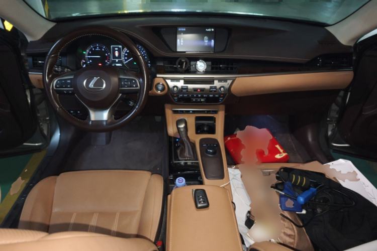 Used Lexus ES 2015 250 Elegant Edition Center Console