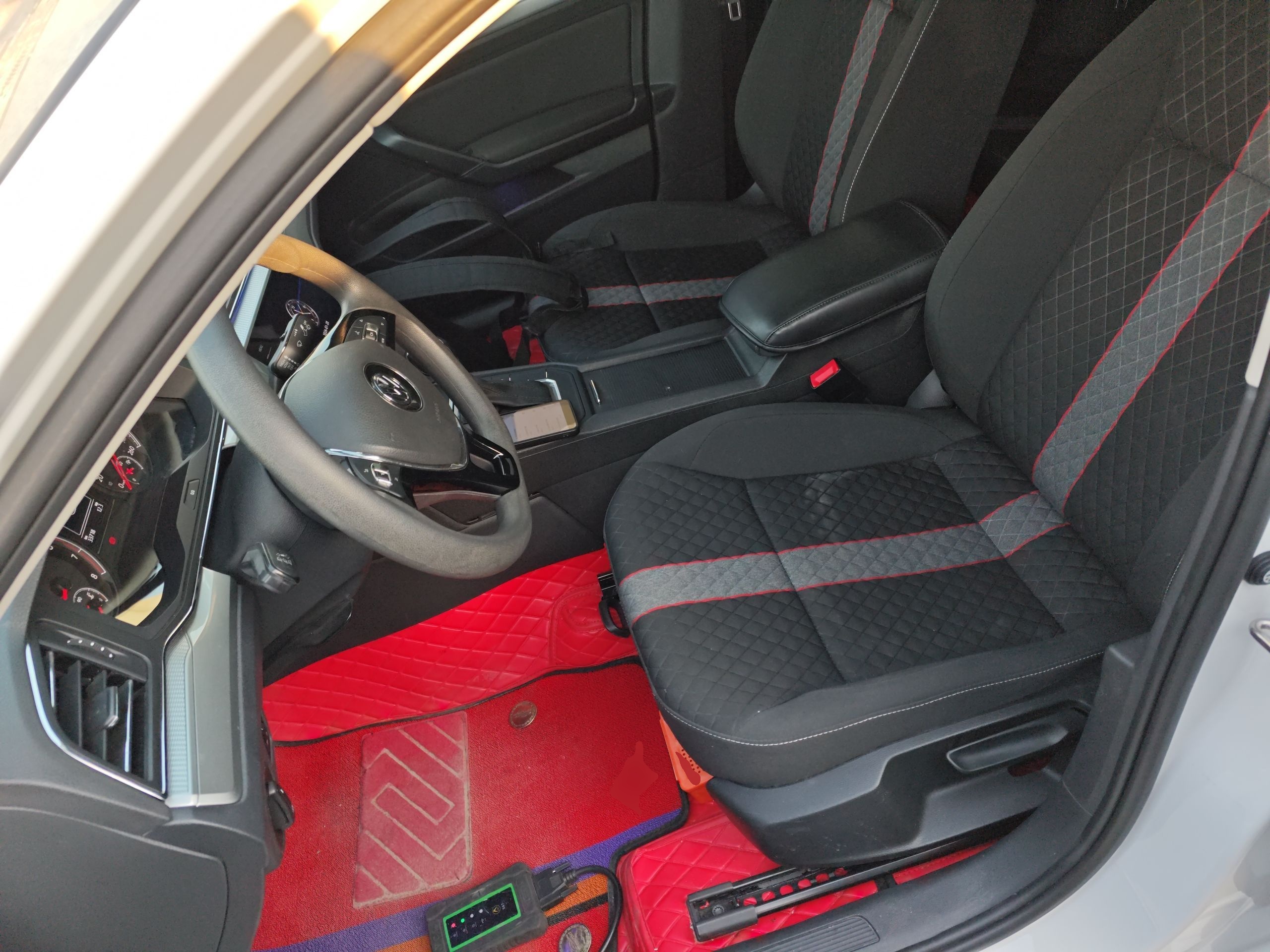 المقاعد الأمامية داخل السيارة