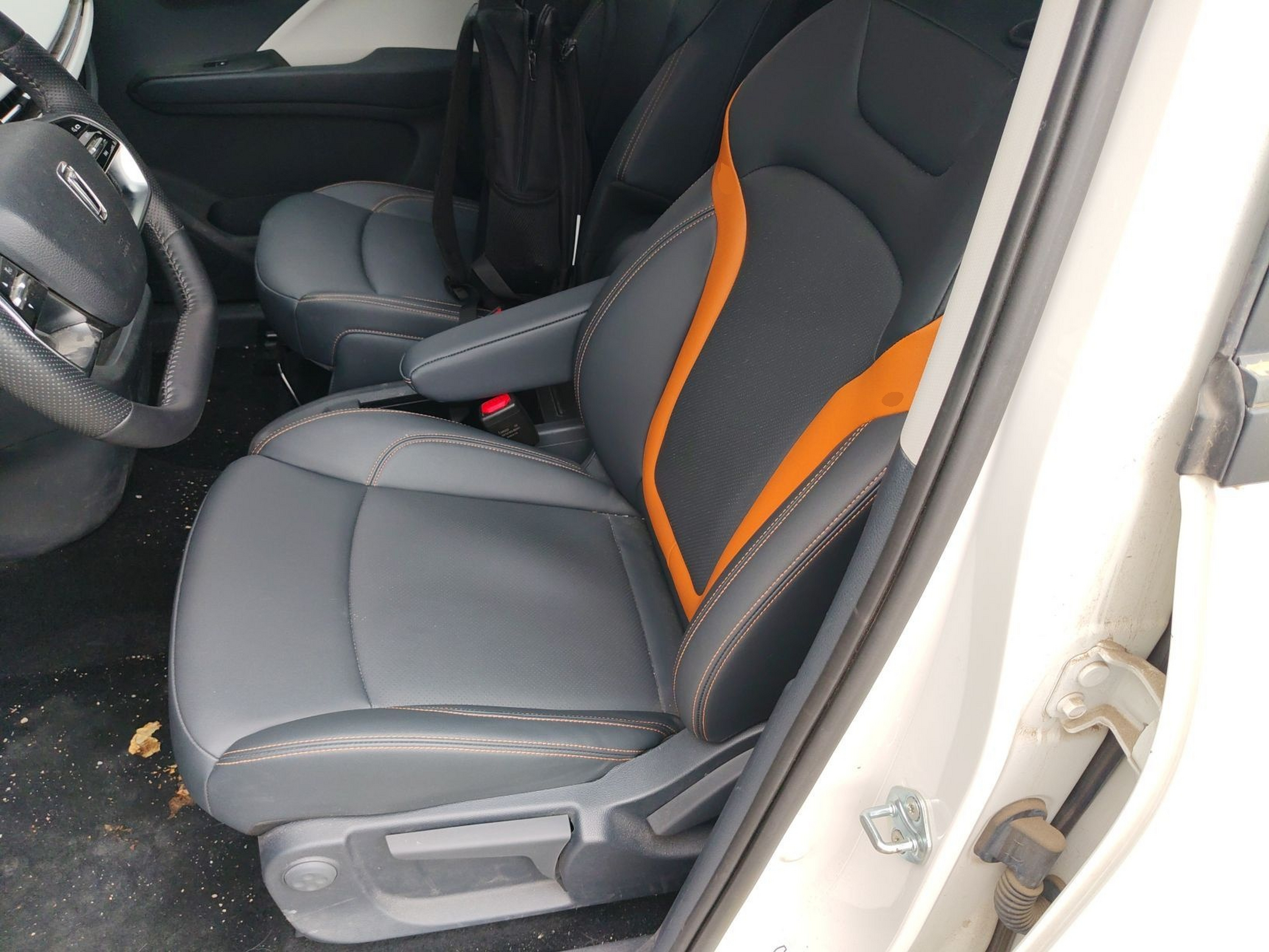 Переднее сиденье в автомобиле