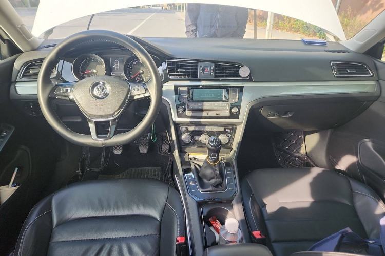 Used Volkswagen Lamando 2015 280TSI Manual Comfort Edition Center Console