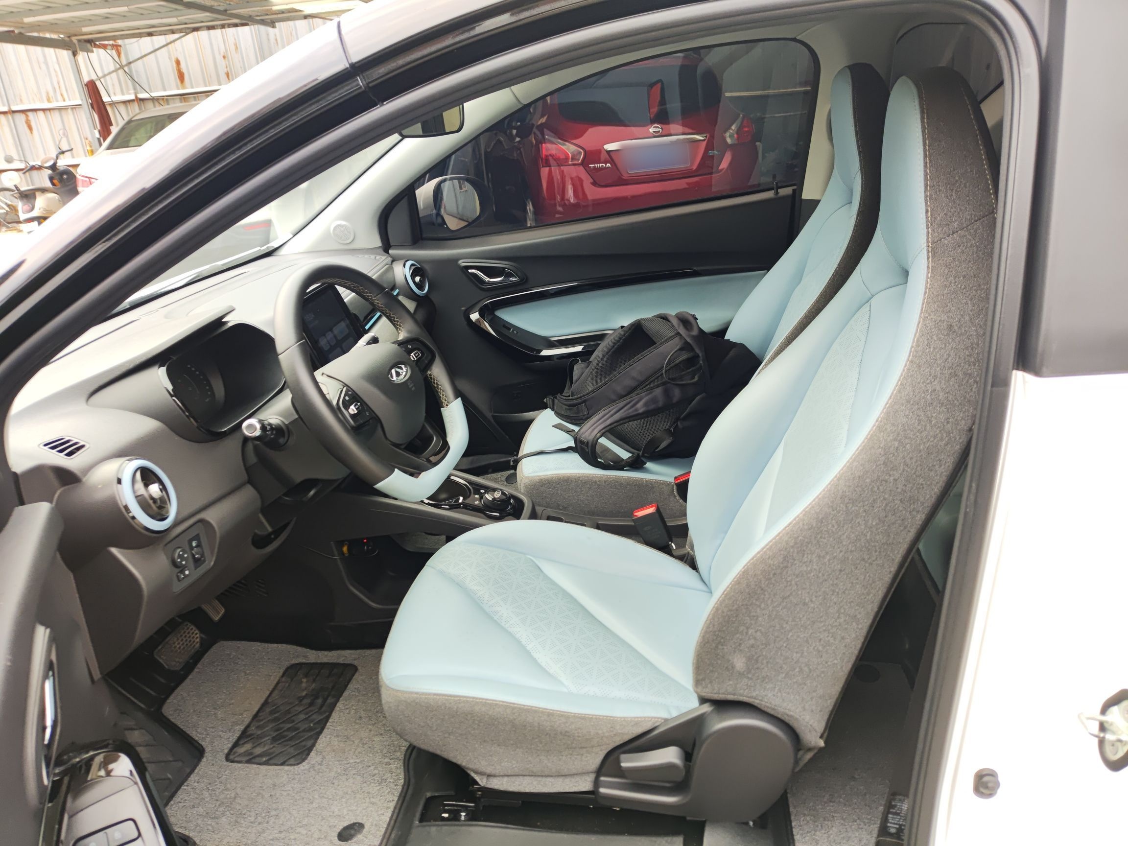 المقاعد الأمامية داخل السيارة