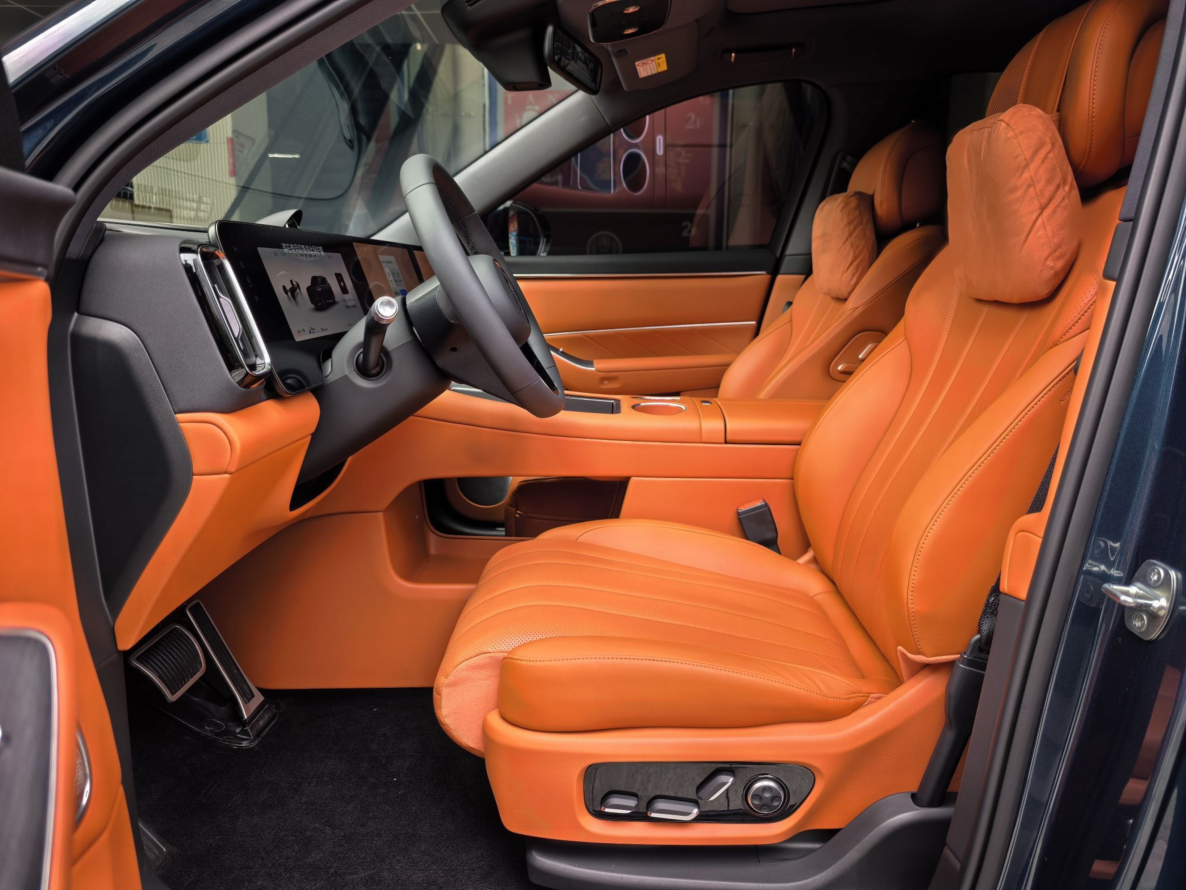 المقاعد الأمامية داخل السيارة