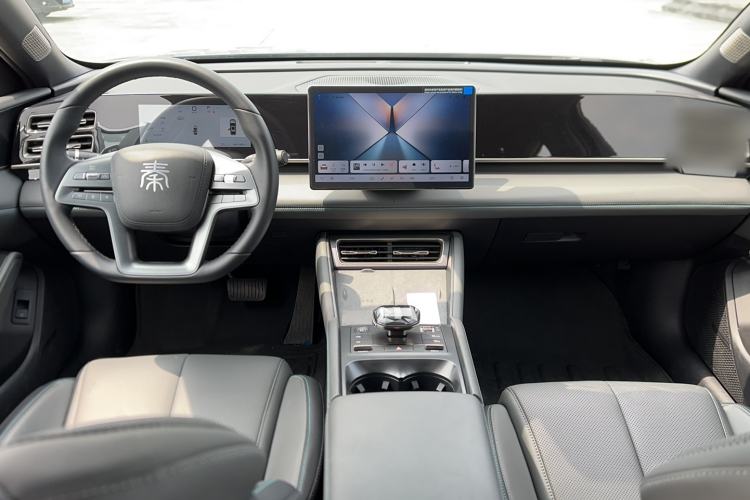 Used BYD Qin L 2025 DM-i Smart Drive 120KM Superior Model Center Console