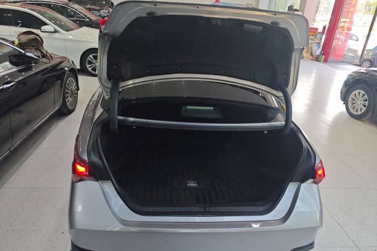 Used Toyota Avalon 2022 Dual-Engine 2.5L XLE Premium Edition Trunk