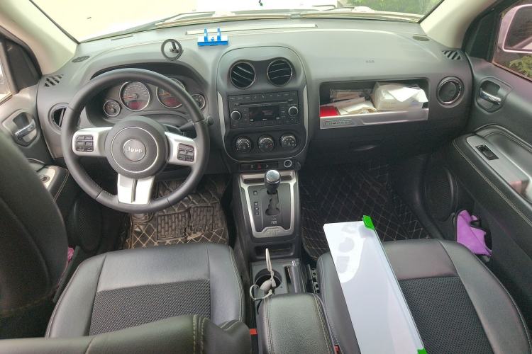 Used Jeep Compass 2014 2.4L four-wheel drive sport version Center Console