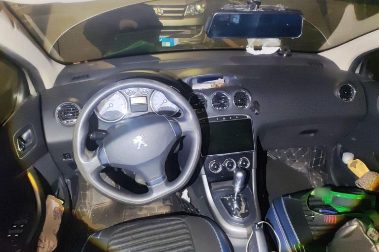 Used Peugeot 408 2013 1.6L Automatic Comfort Edition Center Console