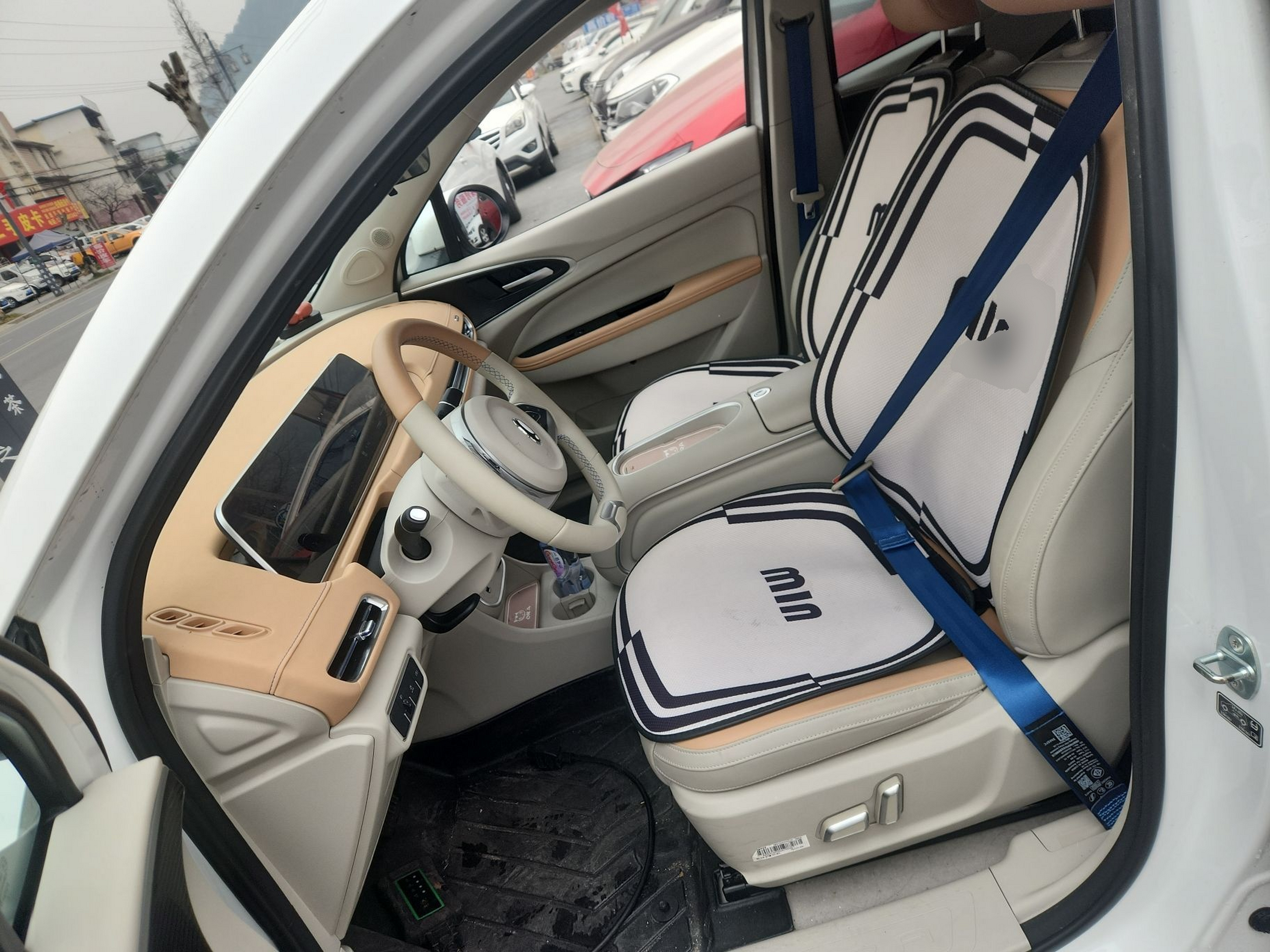 المقاعد الأمامية داخل السيارة
