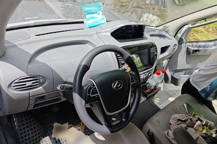 Used SAIC MAXUS Xintu V80 2021 2.0T Manual Classic City Delivery King Short Wheelbase Mid-Roof Design 3 Seats
