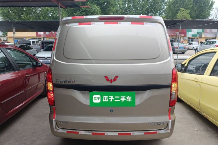 Used Wuling Hongguang V 2022 1.5L Jingqu Edition Enclosed-Window Vehicle with Hydraulic Power Steering LAR