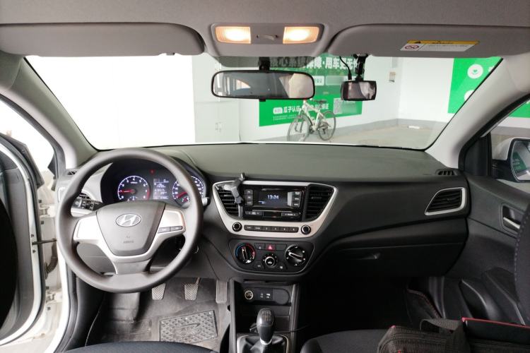 Used Hyundai Verna (new generation) 2016 1.4L Manual Cool Edition GLS Center Console