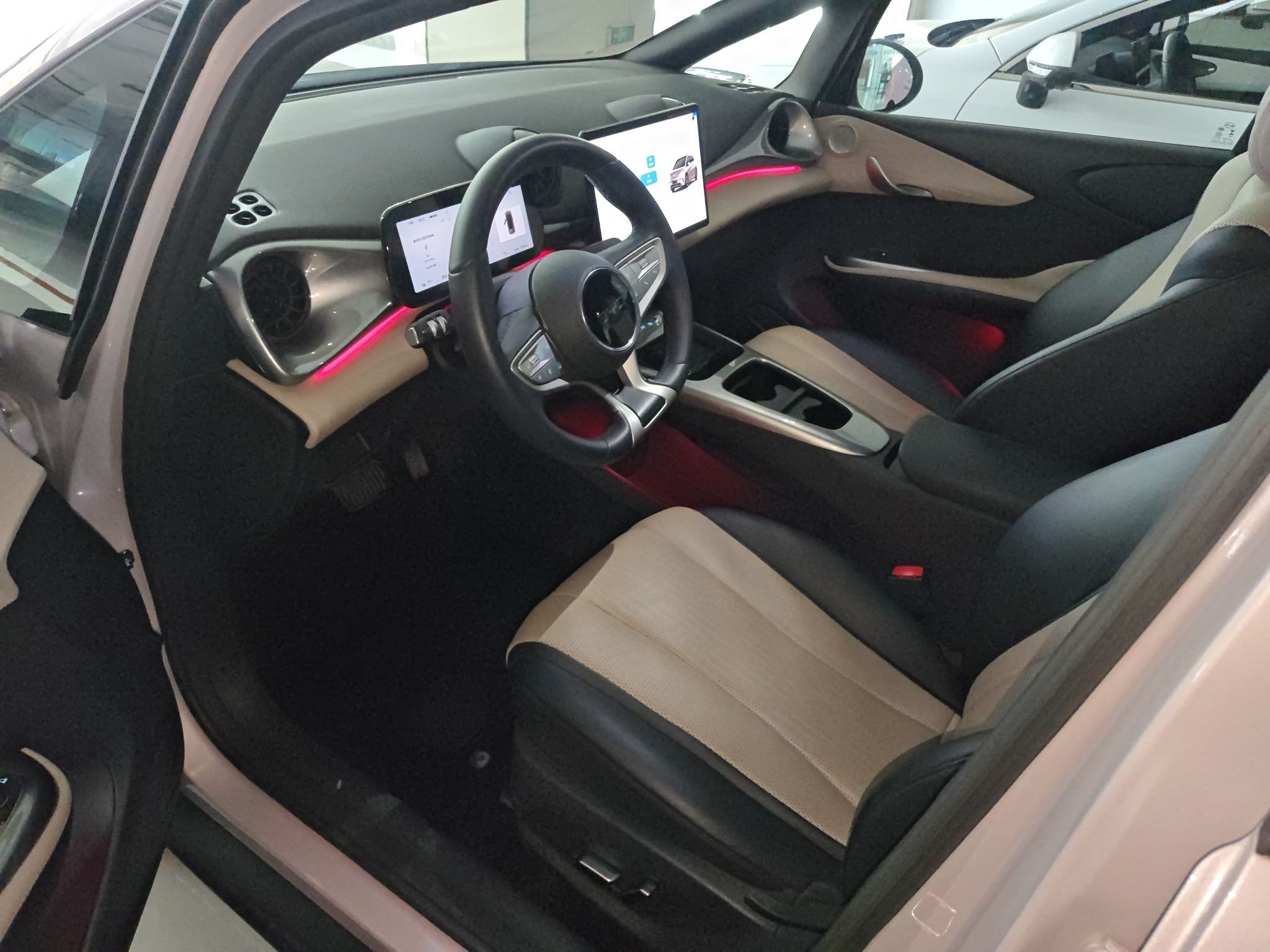 المقاعد الأمامية داخل السيارة