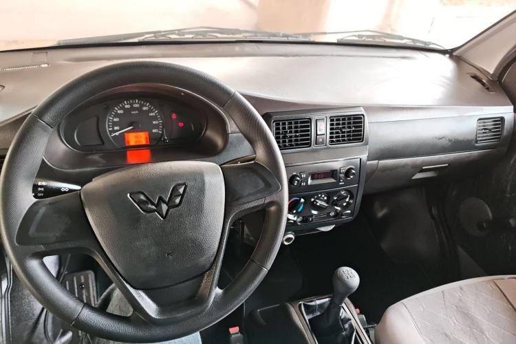 Used Wuling Rongguang Small Truck 2023 1.5L Double-Cab LAR Center Console