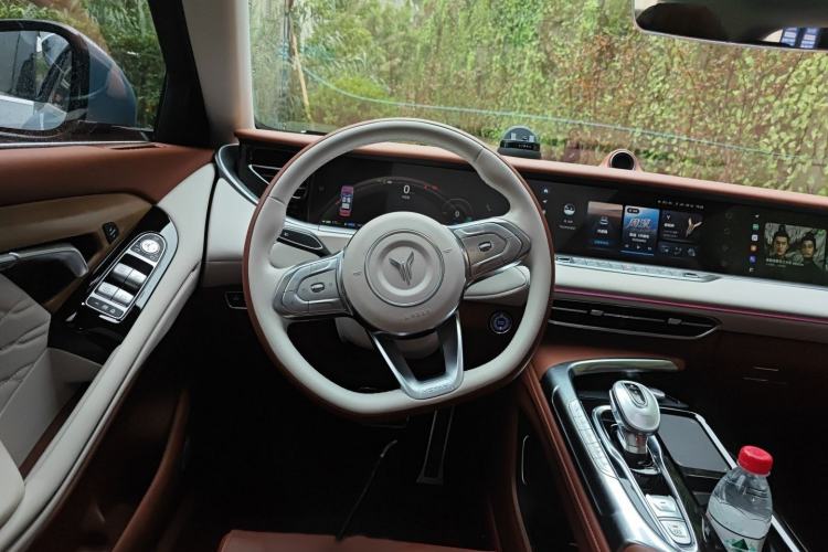 Used VOYAH FREE 2023 Four-Wheel Drive Extended-Range Model with Ultra-Long Range
