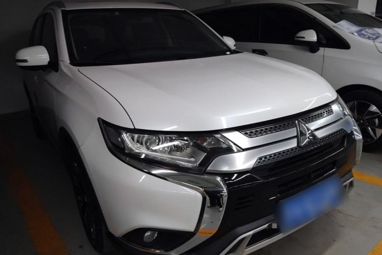 Used Mitsubishi Outlander 2019 2.0L Two-Wheel Drive Comfort Edition 7-Seater China VI Standard Front Right 45 Deg