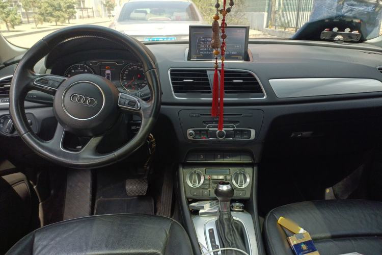 Used Audi Q3 2015 35 TFSI Comfort Model Center Console