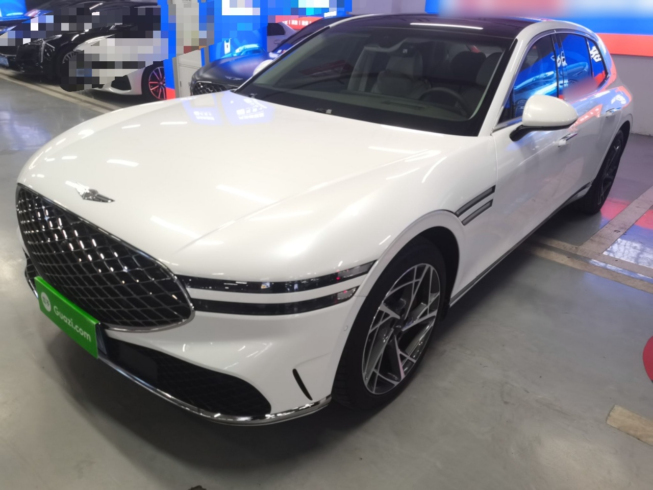 تحت مقدمة السيارة