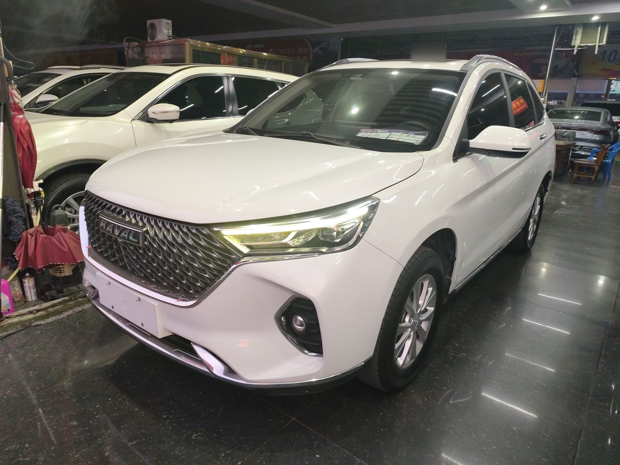 تحت مقدمة السيارة