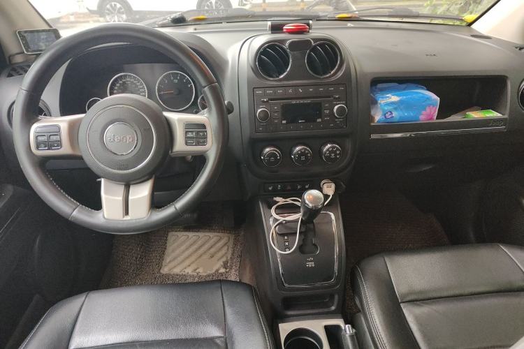 Used Jeep Compass 2013 2.0L two-wheel drive luxury version Center Console