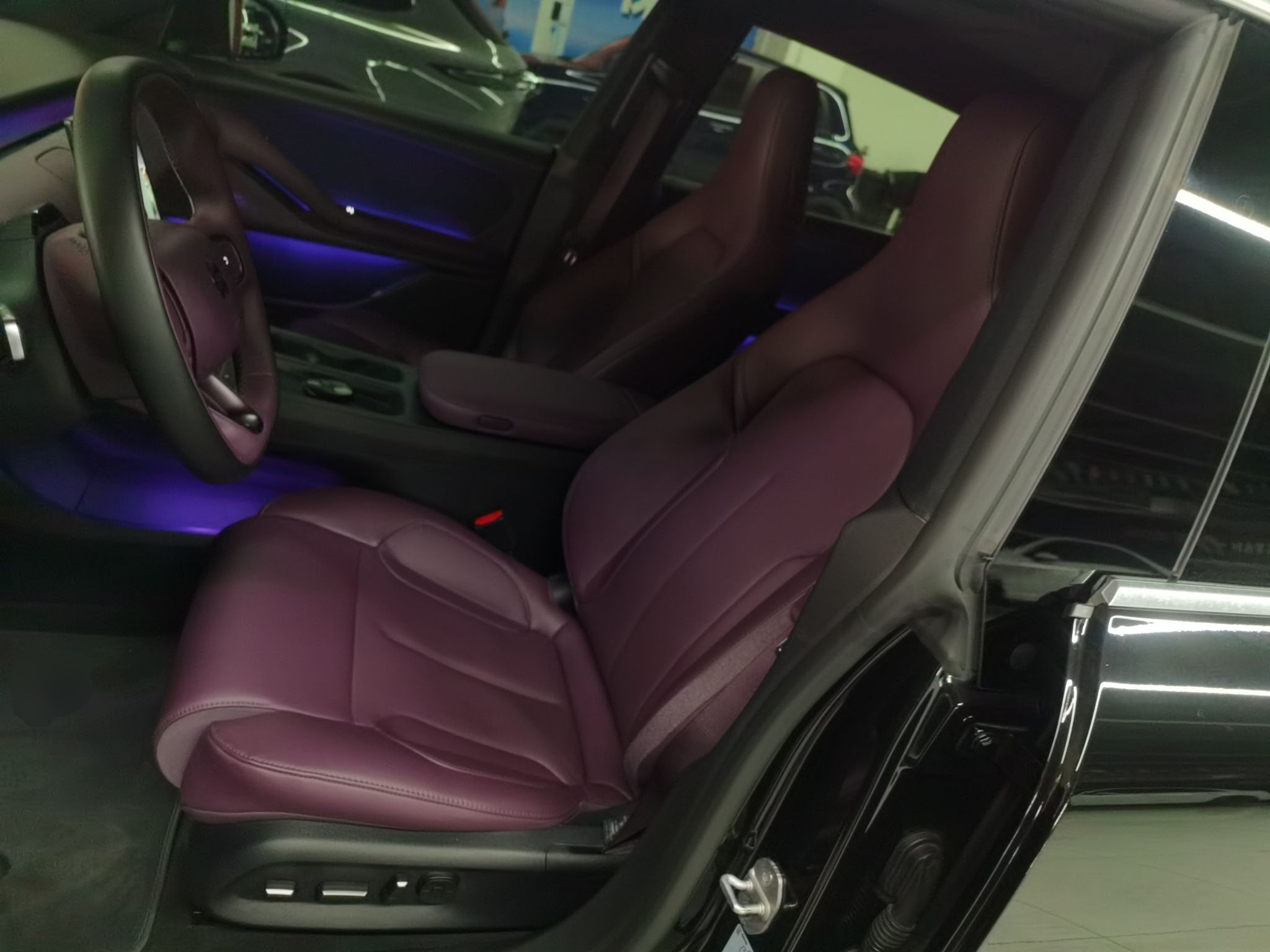 المقاعد الأمامية داخل السيارة