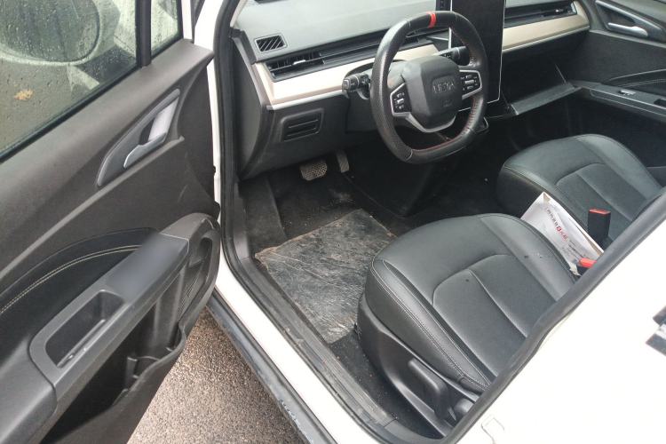 Used NETA V 2021 Long-Range Entertainment Edition Upgrade Model Driver Seat