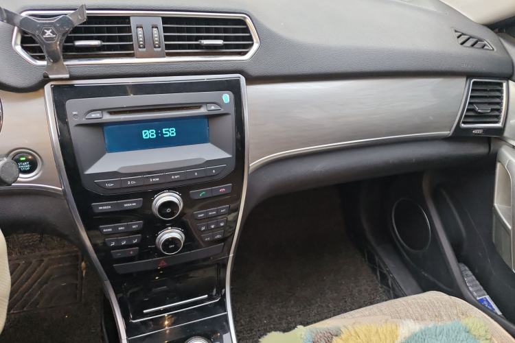 Used Haval H2 2017 Red-Label 1.5T Manual Two-Wheel Drive Comfort Model Audio And AC Panel