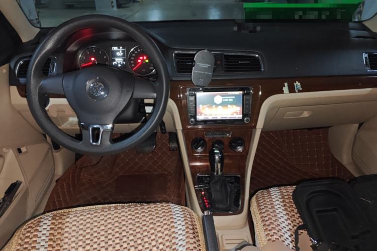 Used Volkswagen Lavida 2013 Restyled Classic 1.6L Automatic Comfort Edition Center Console