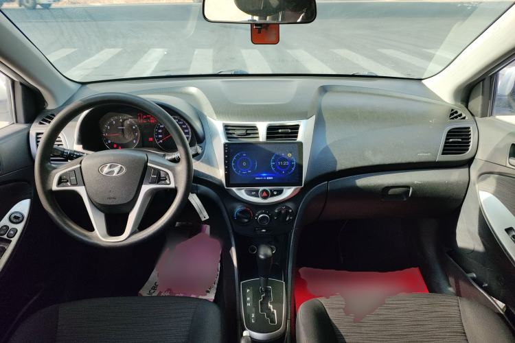 Used Hyundai Verna Ray 2016 1.4L Automatic Leading-Edge GLX Center Console