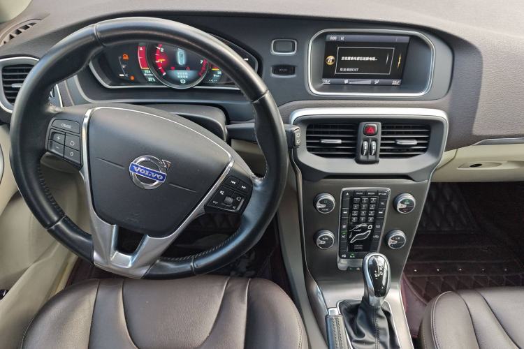 Used Volvo V40 2014 2.0T Zhiya Edition Center Console