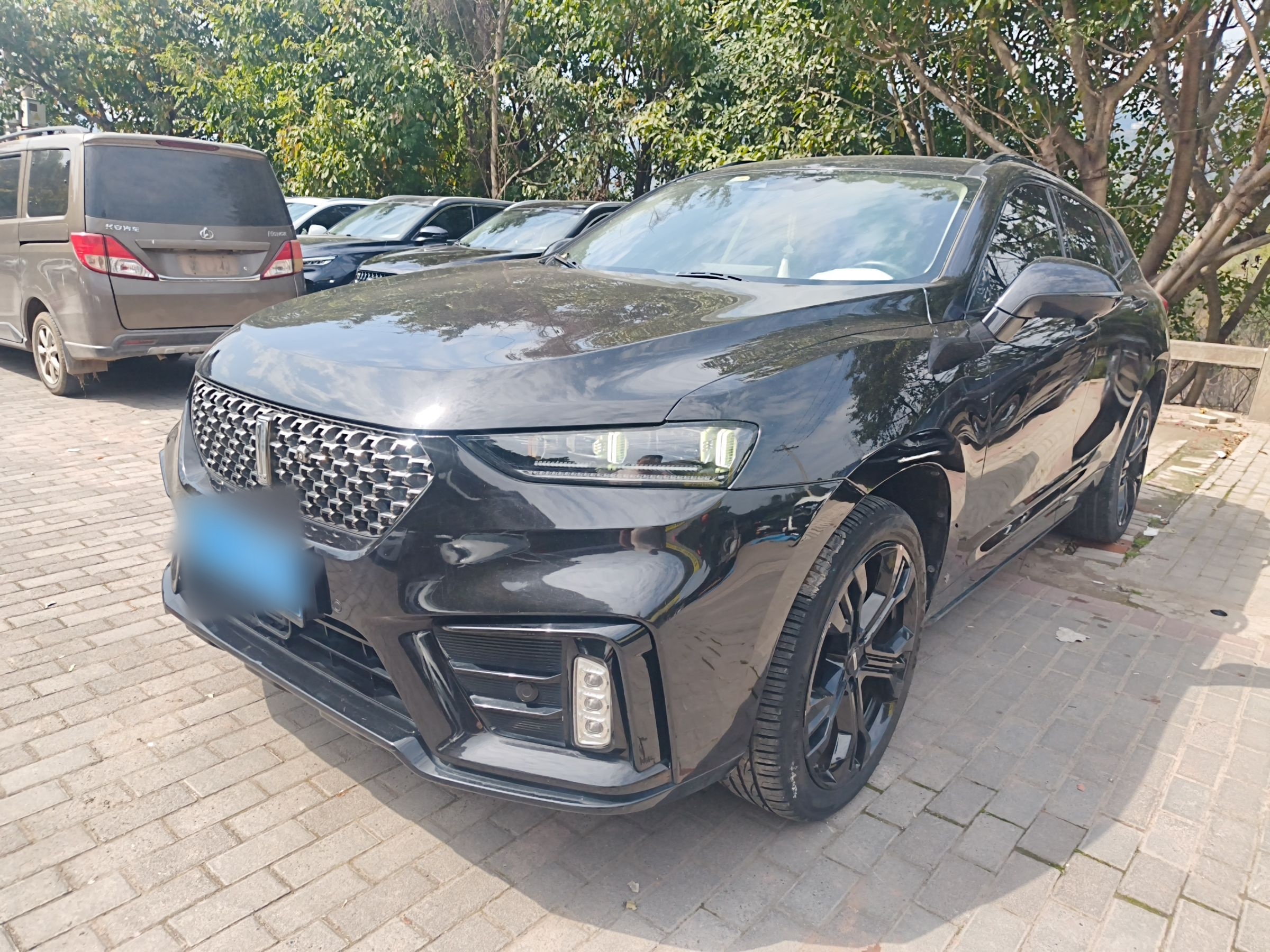 Под передней частью автомобиля