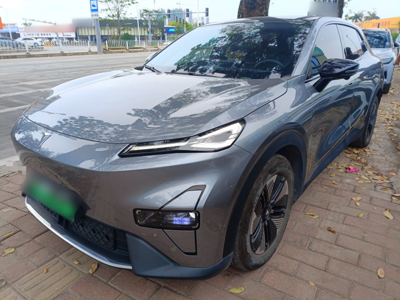 Под передней частью автомобиля