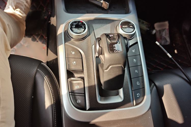 Used Tank 300 2023 City Edition 2.0T—Stylish as Ever Gear Lever