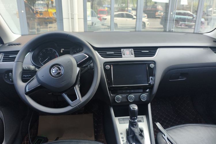 Used Skoda Octavia 2018 1.6L Automatic Comfort Edition Center Console