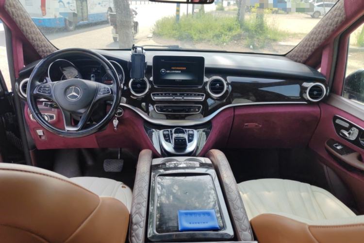 Used Mercedes-Benz V-Class 2017 V 260 Avantgarde Edition Center Console