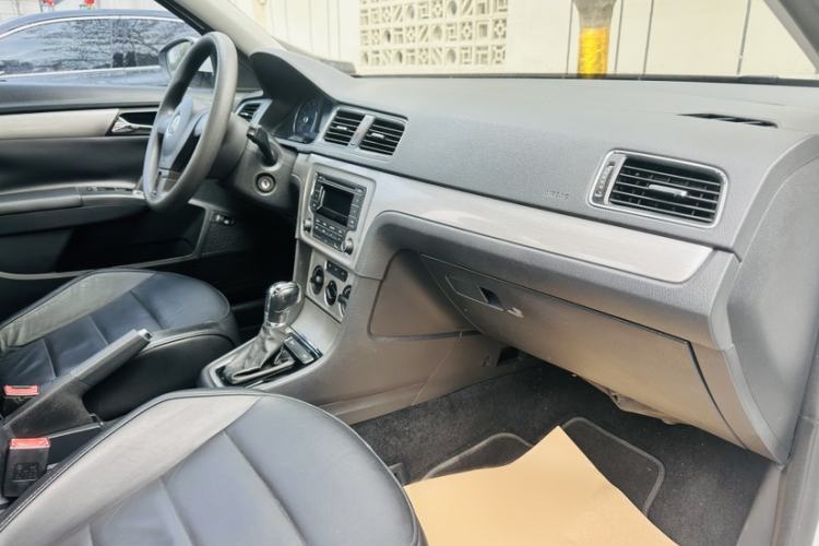 Used Volkswagen Lavida 2013 Restyled Classic 1.6L Automatic Comfort Edition Interior 10